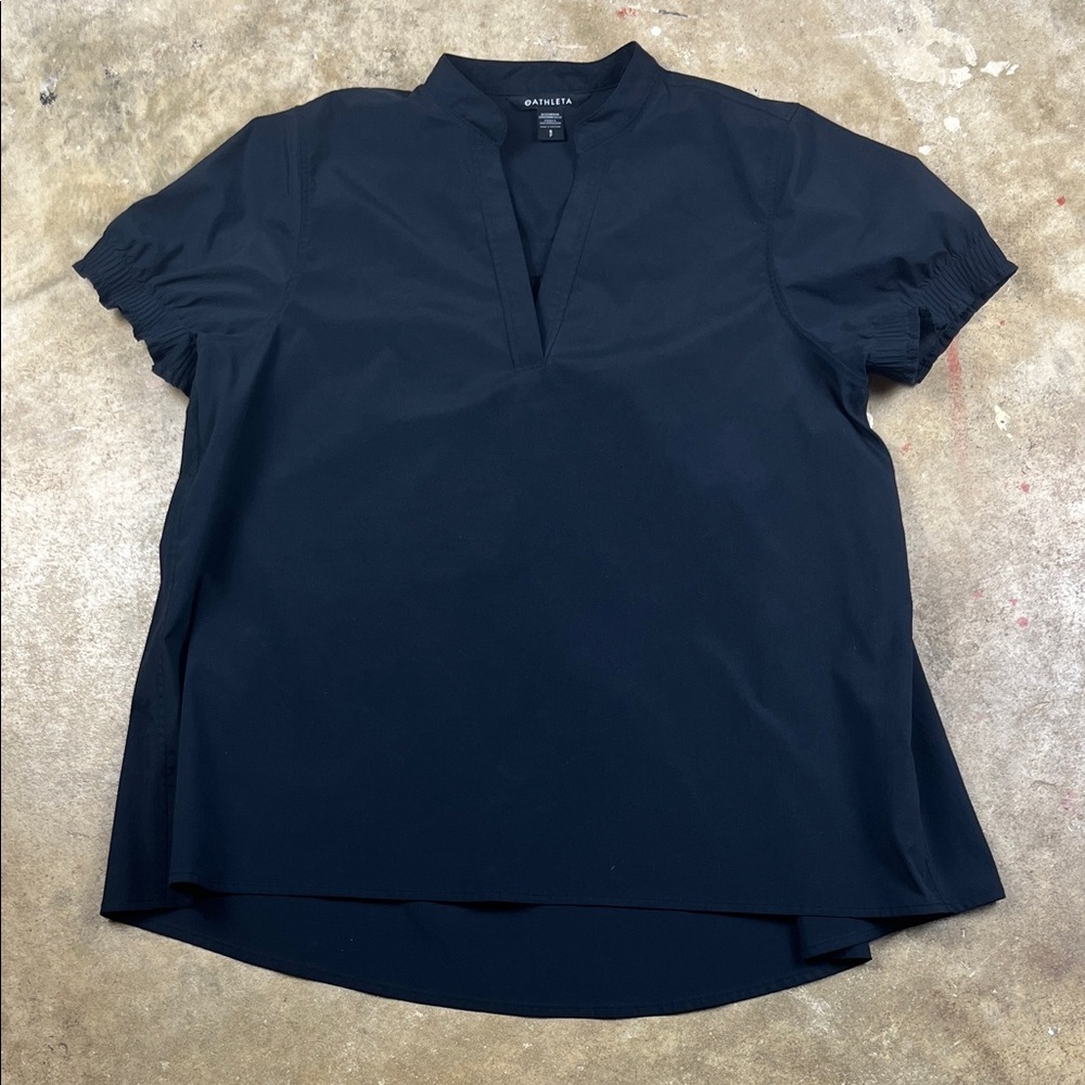 Athleta Levitate Poplin Tee in Black
Size: Small